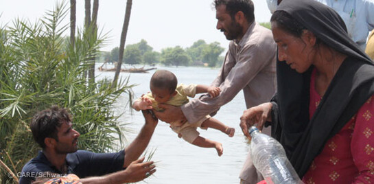 Flut Pakistan: Ein Baby und die Familie wurden per Boot gerettet