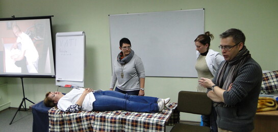 Im Pflege- und Gesundheitssektior bildet der ASB Binnenflüchtlinge aus und hilft ihnen damit, wieder auf eigenen Beinen zu stehen.