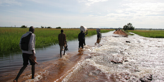 Nach schweren Überschwemmungen fliehen die Menschen in Uganda vor den Fluten (Symbolbild)