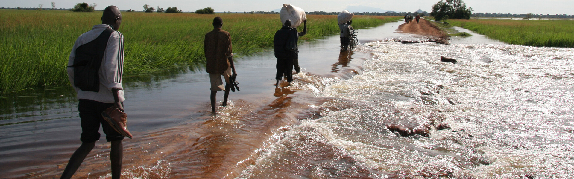 Nach schweren Überschwemmungen fliehen die Menschen in Uganda vor den Fluten (Symbolbild)