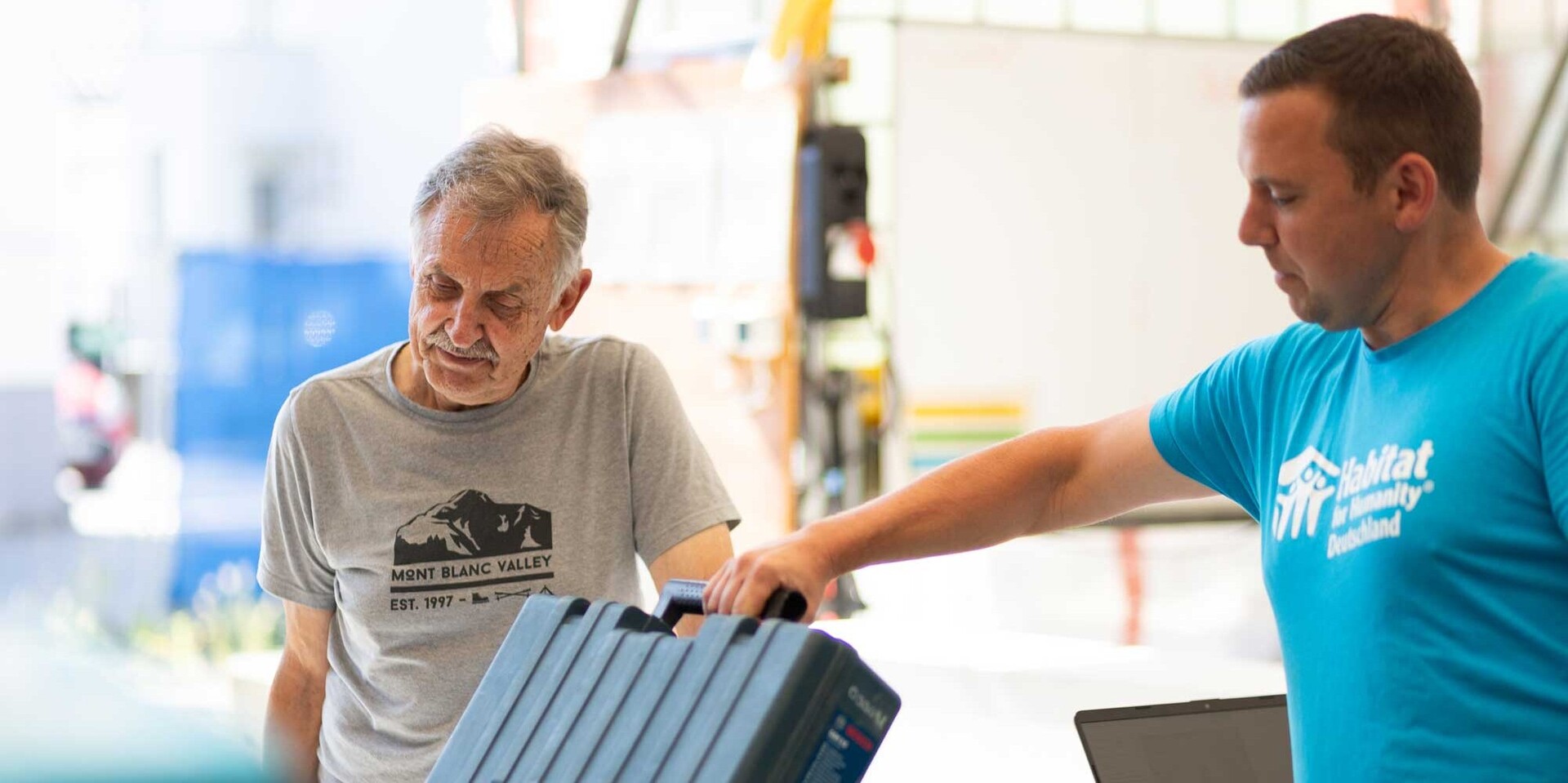 Bernd Schlesiger und Mike Harzen im Werkzeugverleih von Habitat for Humanity in Dernau, Ahrtal