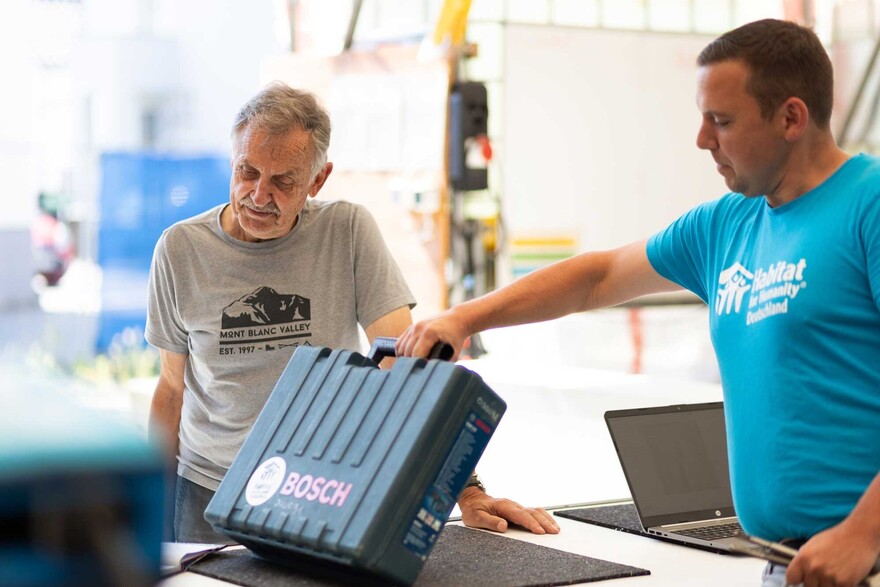 Bernd Schlesiger und Mike Harzen im Werkzeugverleih von Habitat for Humanity in Dernau