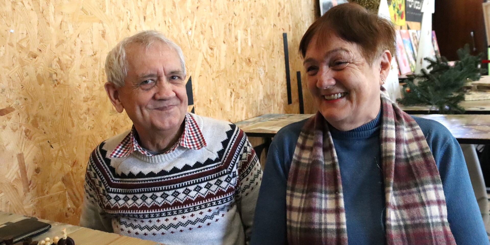 Yaroslava und Anatolii sitzen in einem Safe Space für Geflüchtete in der Ukraine