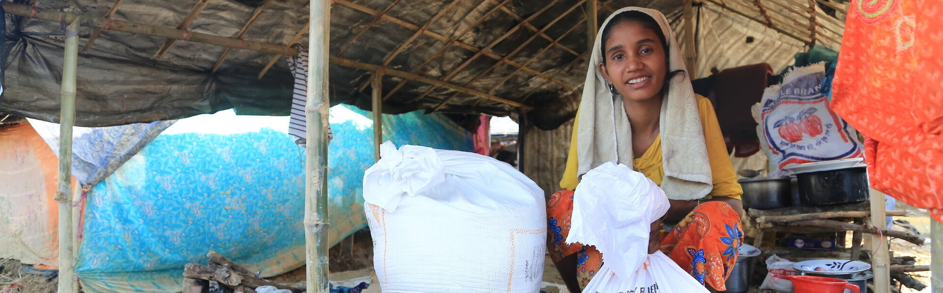 Humanitäre Hilfe: Eine Frau in einer Notunterkunft in Bangladesch 