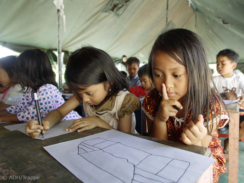 020-800-bildung-20 Nach dem Erdbeben in Indonesien: Schulunterricht in einem Zelt