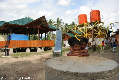 Tsunami-Hilfe Indonesien: Kinder vor Gemeindezentrum und Wasserversorgung in Susoh