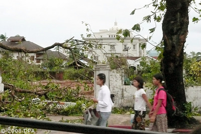 Zyklon Myanmar: Bäume versperren die Straße