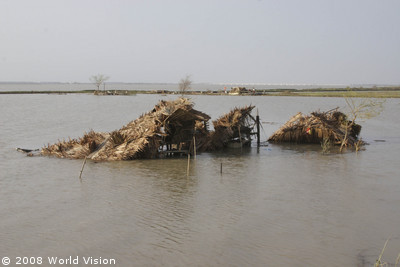 Zyklon Myanmar: zerstörtes Haus in Fluten