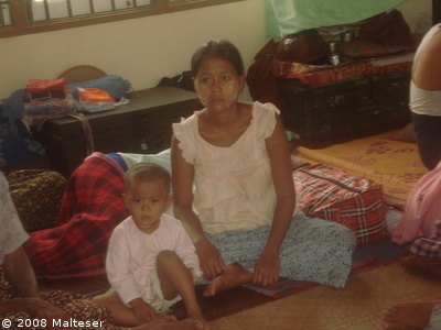 Zyklon Myanmar: Frau und Kind im Camp