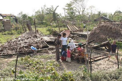 Zyklon Myanmar: Familie zwischen Trümmern