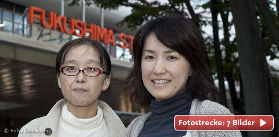 Mieko Saito (links) und Ai Yokoyama vor dem Bahnhof von Fukushima-City