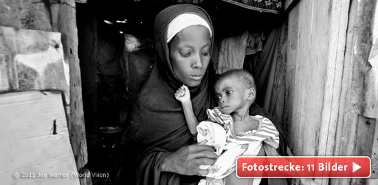 Layla Mohamed, 23 Jahre alt, versucht verzweifelt ihrem einjährigen Kind Zam Zam zu helfen. Das Kind ist schwer mangelernährt. Layla ist vor den Konflikten in Mogadischu geflohen und kämpft nun darum, ihr Kind zu retten. Sie ist so besorgt, dass sie kaum