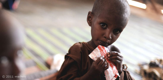 9 € helfen damit ein hungerndes Kind in Ostafrika mit therapeutischer Zusatznahrung wieder zu Kräften kommen kann