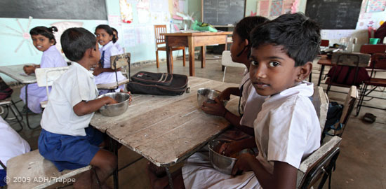 45 € machen ein Schulkind in Sri Lanka glücklich: Tisch, Stuhl, Lehrmaterial und eine komplette Schuluniform können damit bezahlt werden.