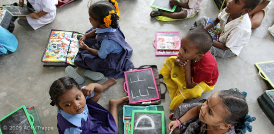 300 € ermöglichen 80 Kindern den Besuch einer mobilen Schule in einem Flüchtlingslager