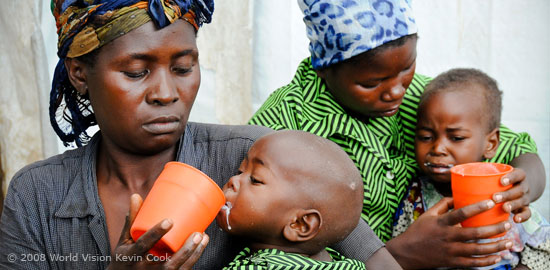 Kongo: Zwei Mütter füttern ihre Kinder