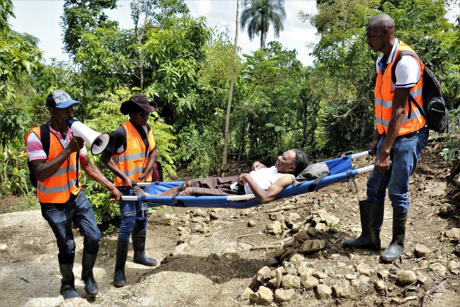 Katastrophenübung auf Haiti: Männer in Warnwesten transportieren eine Frau auf einer Krankenbahre Katastrophenübung auf Haiti: Männer in Warnwesten transportieren eine Frau auf einer Krankenbahre