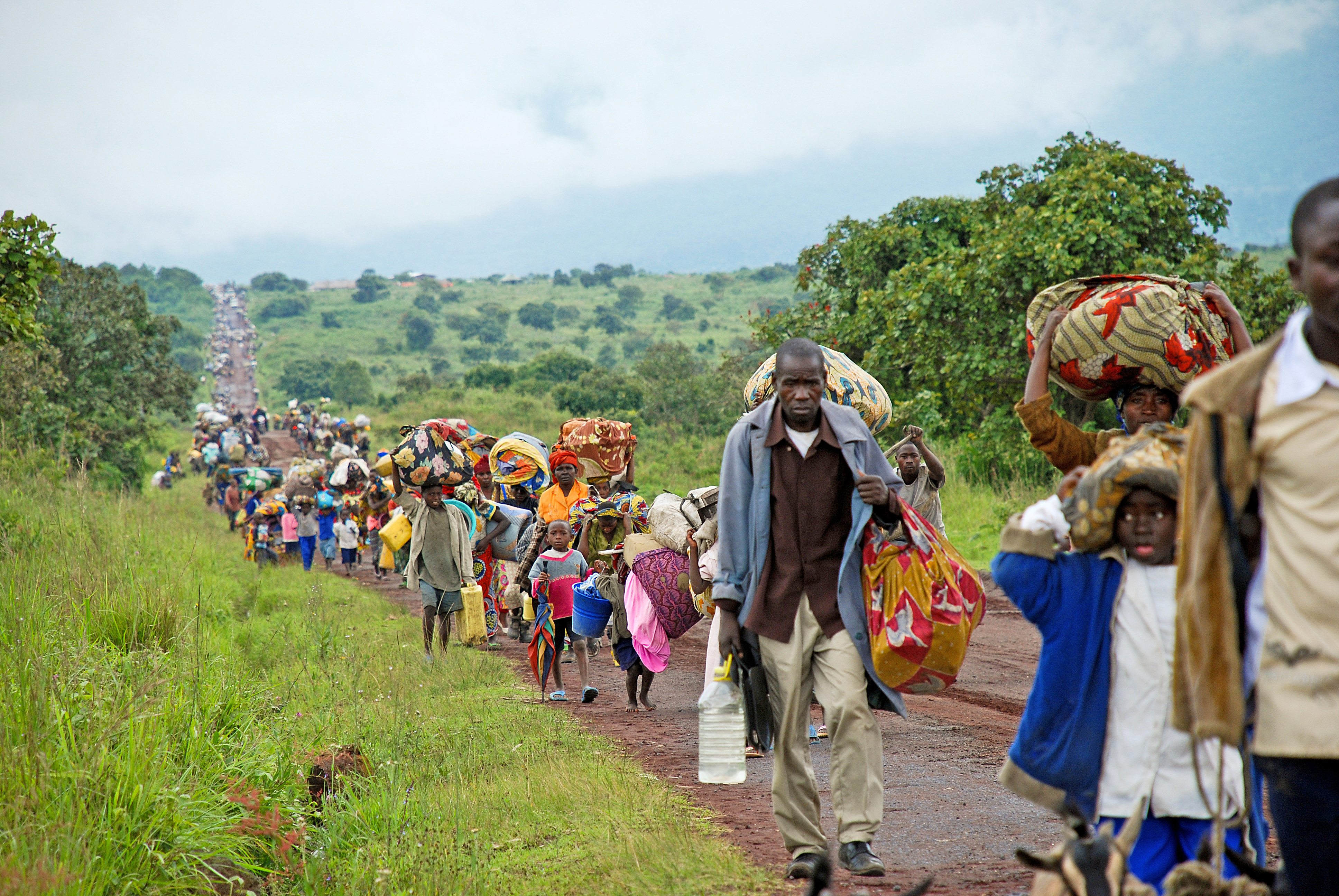 Menschen im Kongo fliehen an einen sicheren Ort