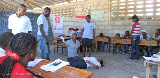 Trainer und Teilnehmer bei einem Erste-Hilfe-Kurs der Johanniter in Haiti