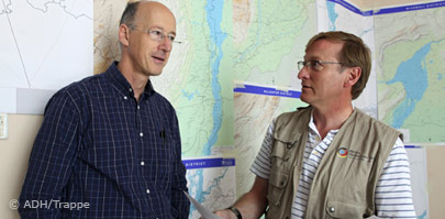 Mr. Simon Lawry-White, UN-OCHA Multan (Pakistan) im Gespräch mit Stefan Bihl, ADH Mr. Simon Lawry-White, UN-OCHA Multan (Pakistan) im Gespräch mit Stefan Bihl, ADH