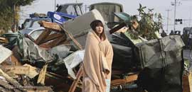 Erdbeben - Tsunami Japan, Eine Frau steht vor Trümmern