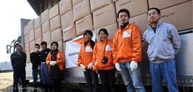 Erdbeben Japan, Helfer stehen vor einer Hilfslieferung