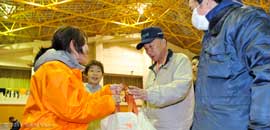 Erdbeben Japan: Übergabe von Hilfsgütern