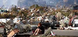 Erdbeben Tsunami Japan, verzweifelte Frau vor Trümmern