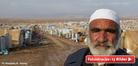 Syrischer Mann vor Flüchtlingslager