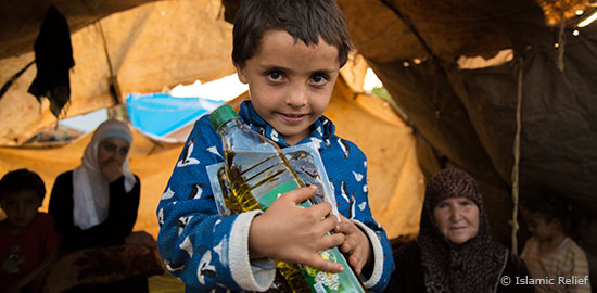 Von Islamic Relief erhielten Umm und ihre Familie ein Lebensmittelpaket für den Ramadan.
