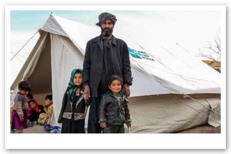 Sanaullah und seine Familie trotzen dem harten afghanischen Winter Sanaullah und seine Familie trotzen dem harten afghanischen Winter