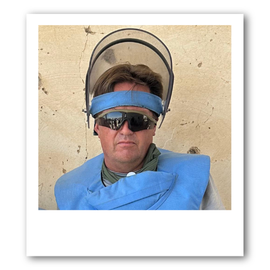 Mann mit Schutzkleidung, Copyright Handicap International N. Bimbashi