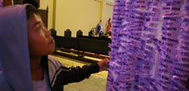 Taifun-Opfer feiern Weihnachten in Kathedrale