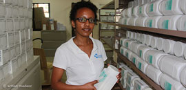 medeor-Pharmazeutin Shushan Tedla im Medikamentenlager in Cebu