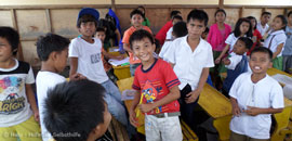 Help repariert Schulen und sorgt für trinkbares Wasser auf den Philippinen
