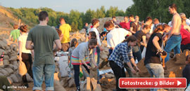 Freiwillige Helfer sind unermüdlich im Einsatz.