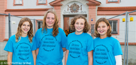 Schülerinnen vor der Maria-Ward-Realschule