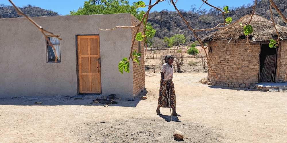 Gressy vor ihrem Zuhause im Süden von Simbabwe Gressy vor ihrem Zuhause im Süden von Simbabwe