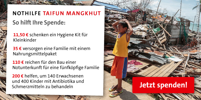 Ein Kind steht in den Trümmern eines zerstörten Hauses auf den Philippinen.