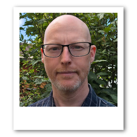 Profilbild eines Mannes mit Brille und Glatze