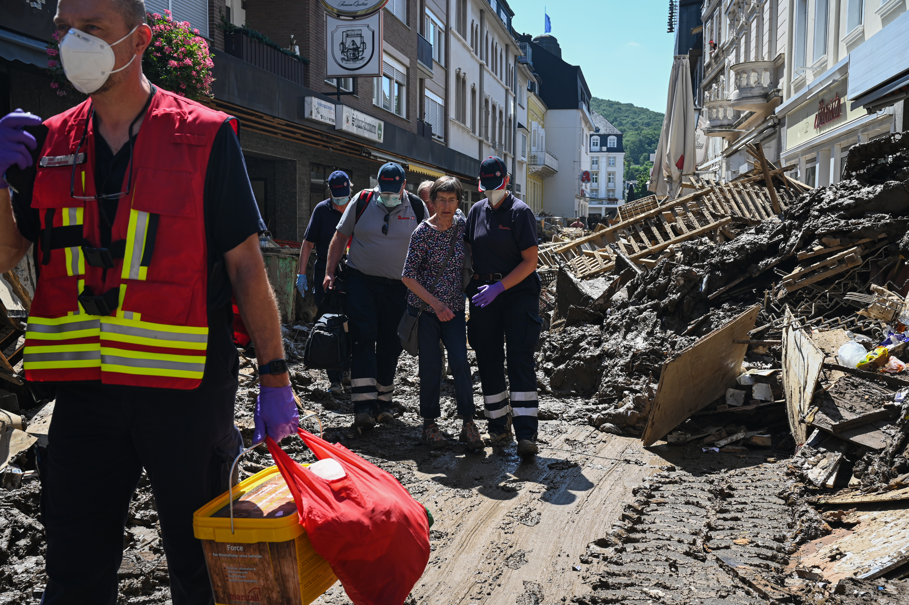 Nach der Hochwasserkatastrophe in Bad Neuenahr-Ahrweiler evakuieren die Johanniter die Rentnerin Ilse H. aus den Trümmern