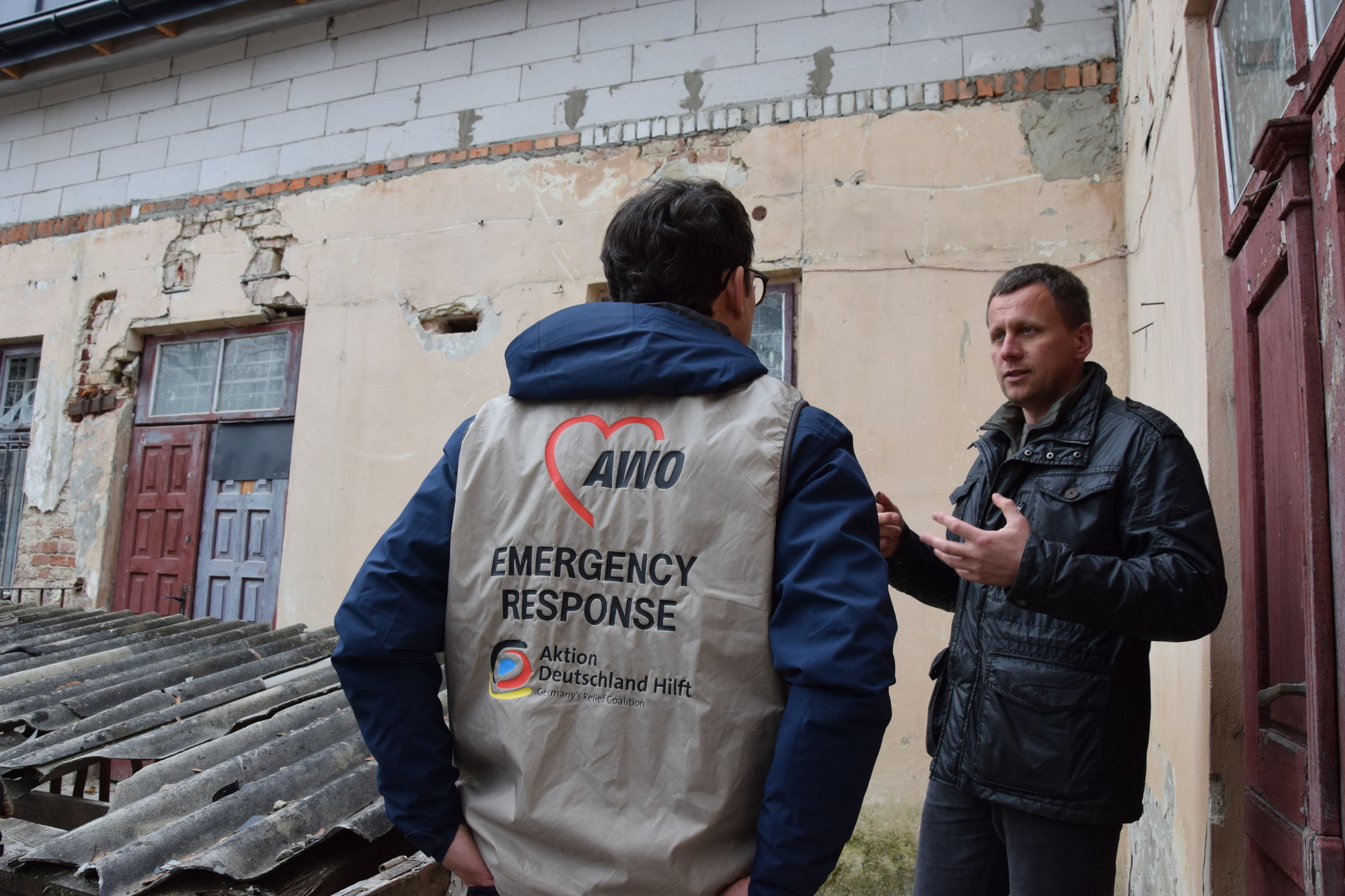 Zwei Helfer in der Ukraine unterhalten sich