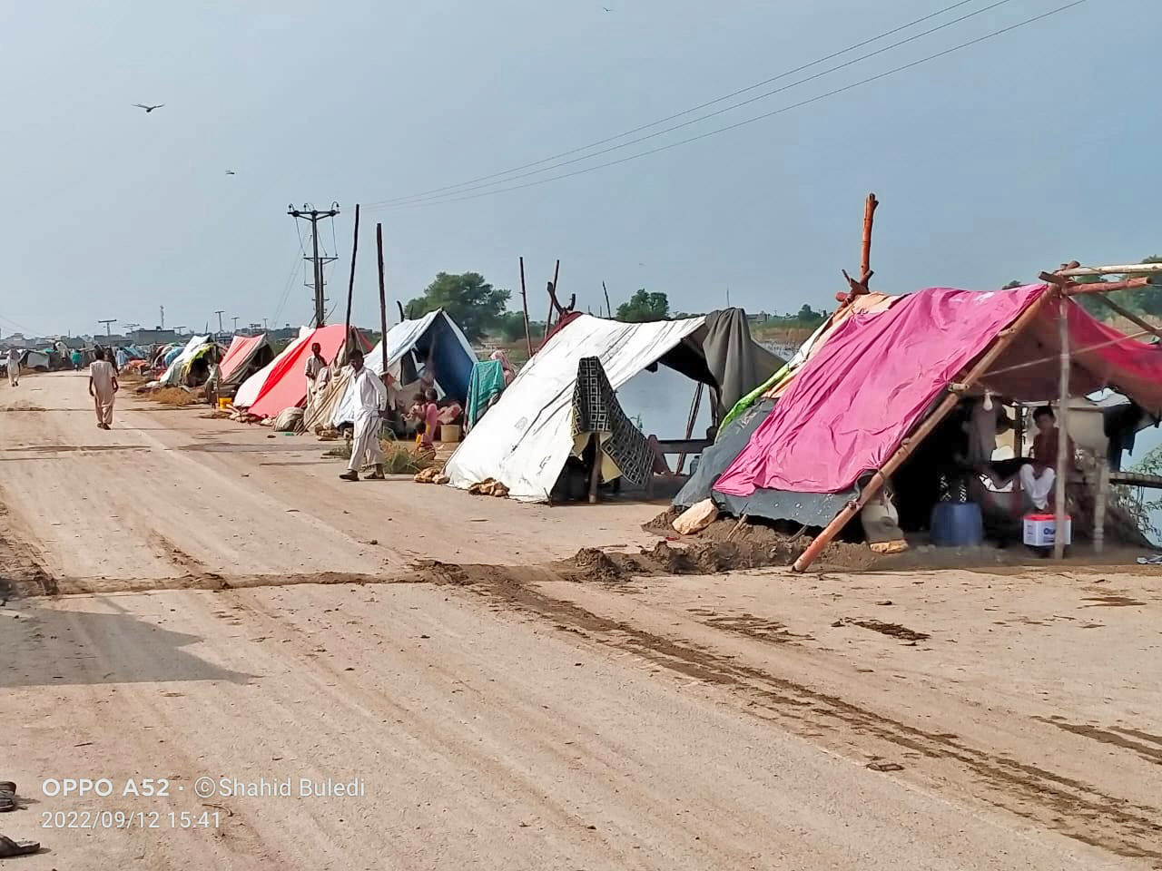 Menschen in improvisierten Notunterkünften nach der Monsun-Katastrophe in Pakistan Menschen in improvisierten Notunterkünften nach der Monsun-Katastrophe in Pakistan