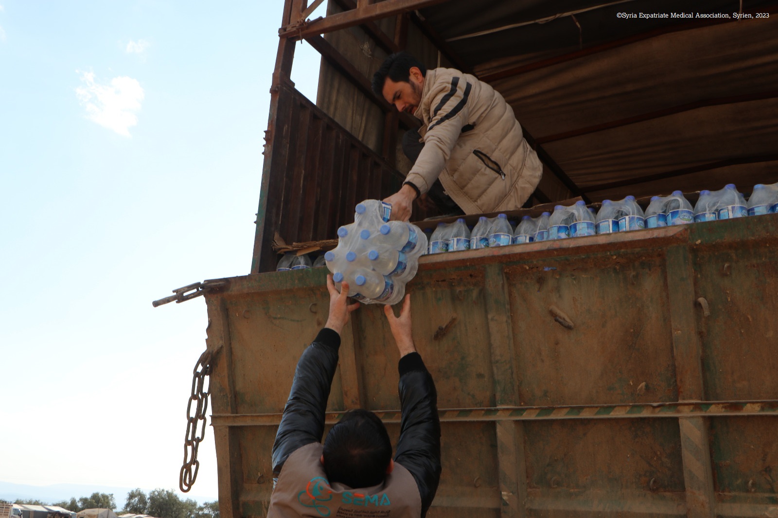 Helfer verteilen Trinkwasser im Erdbebengebiet