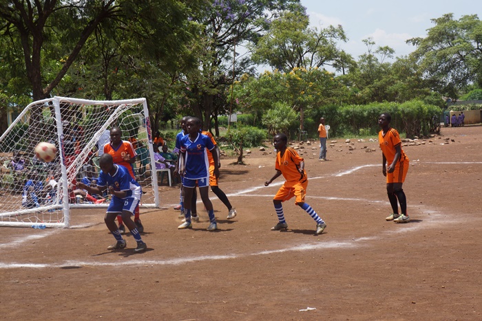 Fußball spielende Kinder in Nairobi. Fußball spielende Kinder in Nairobi.