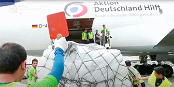 Helfer beladen ein Flugzeug für die weltweite Nothilfe von Aktion Deutschland Hilft