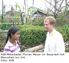 Zyklon Birma / Myanmar: ASB Mitarbeiter Florian Meyer im Gespräch mit Einheimischen