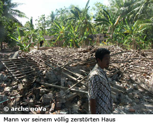 Vom Erdbeben zerstörtes Haus in Indonesien