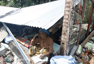 2009.10.02 Erdbeben Indonesien: Alte Frau unter dem Dach eine eingestürzten Hauses
