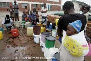 Simbabwe: Menschen stehen für sauberes Wasser an 